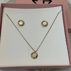 Conjunto de joias MIX com colar e brincos de botão em madrepérola com detalhes dourados, apresentados em caixa rosa