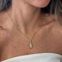 Colar feminino com pingente em formato de gota em banho de ouro 18k, usado no pescoço