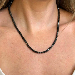 Colar Riviera com zircônias negras em ródio negro de 45 cm usado no pescoço de mulher