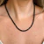 Colar Riviera com zircônias negras em ródio negro de 45 cm usado no pescoço de mulher
