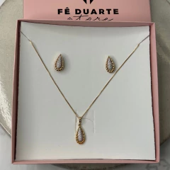 Conjunto MIX Gota Duo com colar e brincos em formato de gota com zirconias cristais, em caixa rosa da marca Fê Duarte