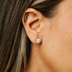 Brinco solitário de moissanite 6.5mm em prata, usado no lóbulo da orelha de mulher