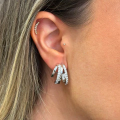 Brinco Ear Cuff Elos Mirage em ródio branco com detalhes em pedras brilhantes, usado na orelha de uma mulher.