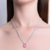 Colar Riviera com pingente gota rosa em ródio branco usado no pescoço de mulher