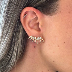 Brinco ear cuff multi argolas em ouro com detalhes em pedraria brilhante usado na orelha feminina