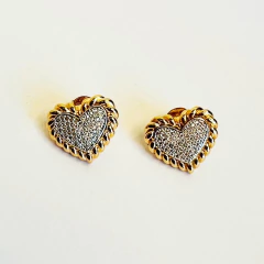 Brinco Coração Twisted com Zircônias Cristais no Banho de Ouro