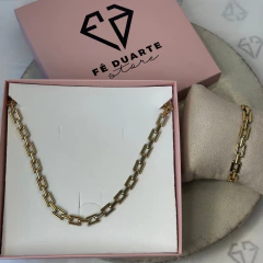 Conjunto MIX Elos Impulse Dupla com colar e pulseira dourados em caixa rosa da Fé Duarte Store