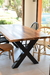 Mesa estilo industrial en madera peteribí