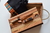 Box con tapa tabla para picar/servir + delantal de cocina + destapador + cuchillo