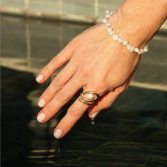 anel curvas com perola natural ajustável banhado a prata Marfim na internet