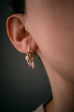 brinco argola com mini pérolas naturais - comprar online