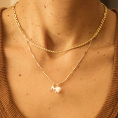 colar com pérola natural personalizado com a inicial na internet