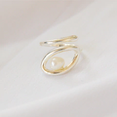 anel curvas com perola natural ajustável banhado a prata Marfim - comprar online