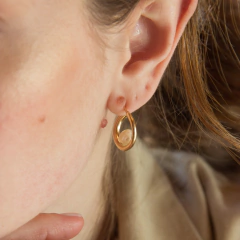 argola média com pérola natural banhada a ouro 18k Bruma na internet