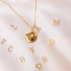 relicário com pingente de inicial com zircônias banhado à ouro 18k - loja online