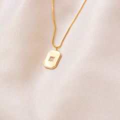 colar com pingente retangular de zircônia banhado à ouro 18k Cora - comprar online