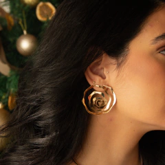 brinco flor vazada banhada à ouro 18k Maya - comprar online