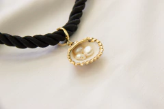 colar cordão marroquino preto com pingente Santorini na internet