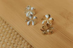brinco flor escovada - comprar online
