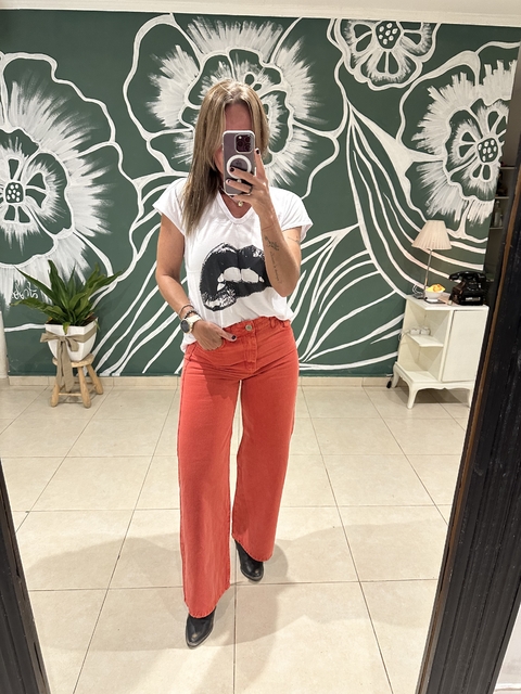 REMERA beso negro