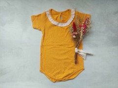 BODY CUELLO BRODERIE MOSTAZA
