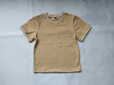 REMERA CON BOLSILLO BEIGE