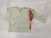 REMERA CON BOTONES MUSGO