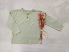 REMERA CON BOTONES MUSGO
