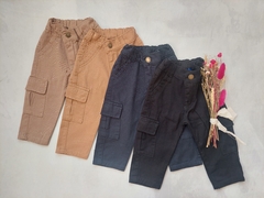 JEAN MOM CARGO DE GABARDINA AZUL - comprar online