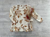 BLUSA DE MORLEY CON VOLADITOS HOJAS BEIGE
