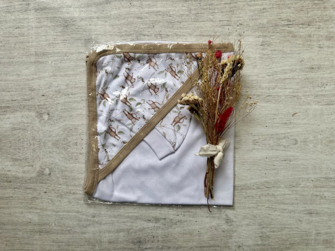 MANTA RECIBIDORA CON CAPUCHA + GORRITO MONITOS