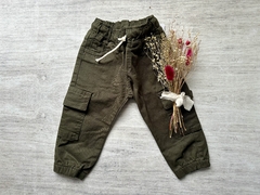 JOGGER CARGO DE GABARDINA VERDE