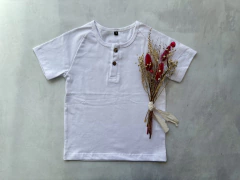 REMERA CON BOTONES BLANCA