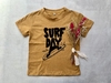 REMERA SURF MOSTAZA