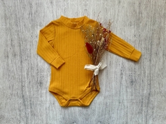BODY LANILLA ACANALADA MOSTAZA