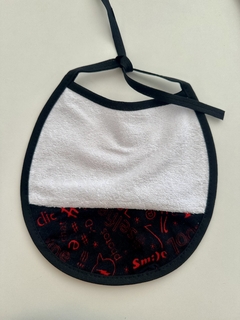 BABERO TOWEL CON IMPERMEABLE SMILE NEGRO/ROJO - comprar online