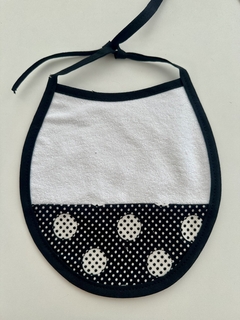 BABERO TOWEL CON IMPERMEABLE LUNARES NEGRO - comprar online