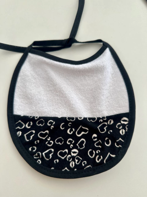 BABERO TOWEL CON IMPERMEABLE CORAZONES NEGRO - comprar online