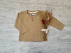REMERA CON BOLSILLO Y BOTONES BEIGE