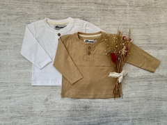 REMERA CON BOLSILLO Y BOTONES BEIGE - comprar online