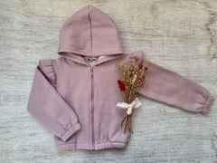 CAMPERA FRIZADA CON VOLADITOS LILA