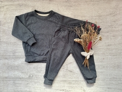 CONJUNTO DARLON BUZO + BABUCHA GRIS CEMENTO - comprar online