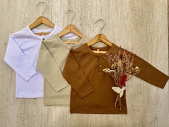 REMERA CON BOTONES BEIGE CLARO en internet