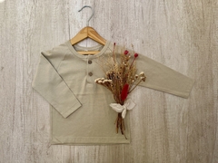 REMERA CON BOTONES BEIGE CLARO - comprar online