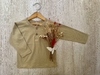 REMERA CON BOTONES BEIGE - comprar online