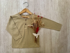 REMERA CON BOTONES BEIGE - comprar online