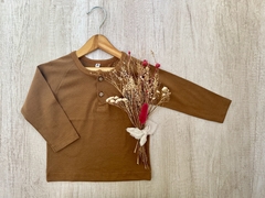 REMERA CON BOTONES TERRA - comprar online