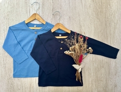 REMERA CON BOTONES AZUL MARINO en internet