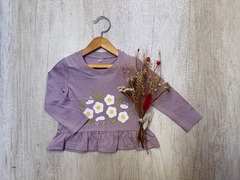 REMERA CON VOLADITOS FLORES UVA - comprar online