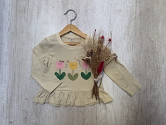 REMERA CON VOLADITOS LOVE BEIGE - comprar online